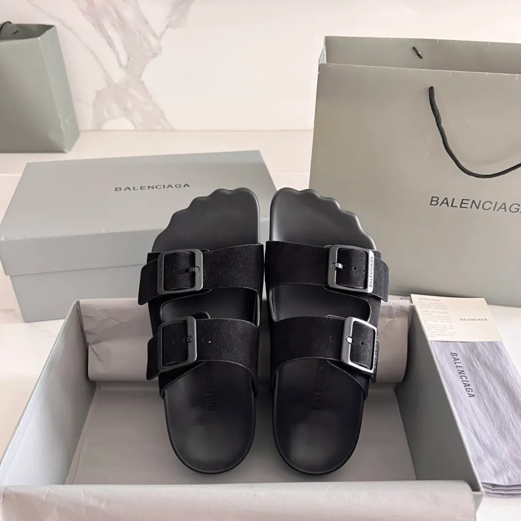 👟👟Ex-factory price 420👟👟 BALENCIAGA Balenciaga sunday mule Birkenstock series Balenciaga’s design style has always been obvious, dark, motorcycle, exaggerated and unusual. This pair of Birkenstocks worn by demna early in the morning are from the s👟👟factory price ring24 series. They have vague five fingers. They are cute and naive and very special. They take into account the concave shape and can also be worn daily. ▪Fabric: cowhide/suede ▪Inner: black cowhide ▪Wrapped leather platform/combination rubber outsole ▪Increased by 3cm ▪Adjust the loose pin buckle on the outside and embossed BALENCIAGA letters ▪Code number: 35-44 (women’s size 40, men’s size 45, customized)